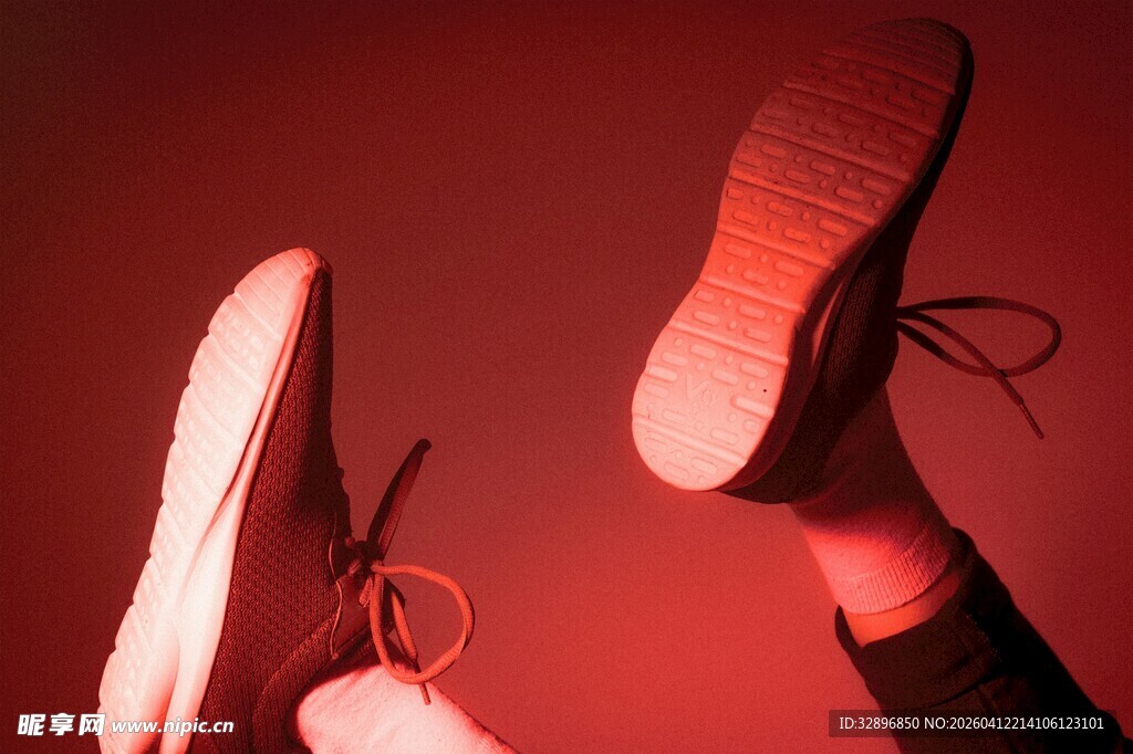 红色背景下的时尚运动鞋