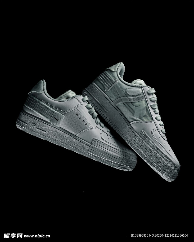 悬浮的灰色运动鞋