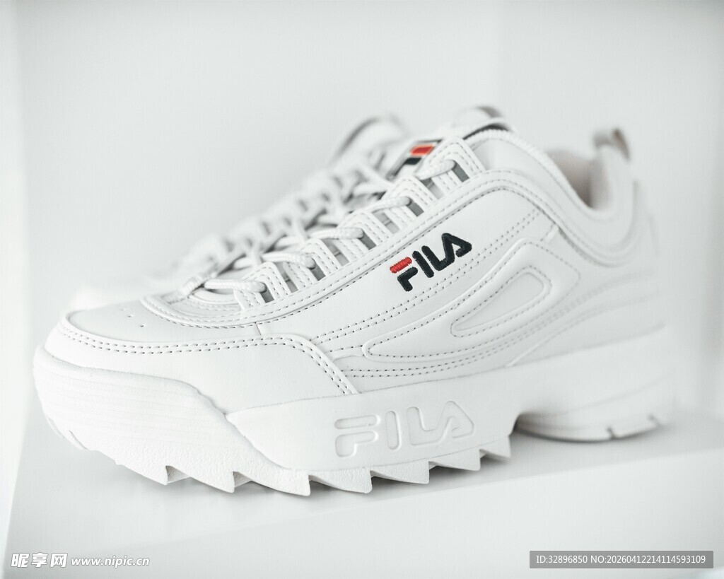 斐乐白色厚底时尚运动鞋