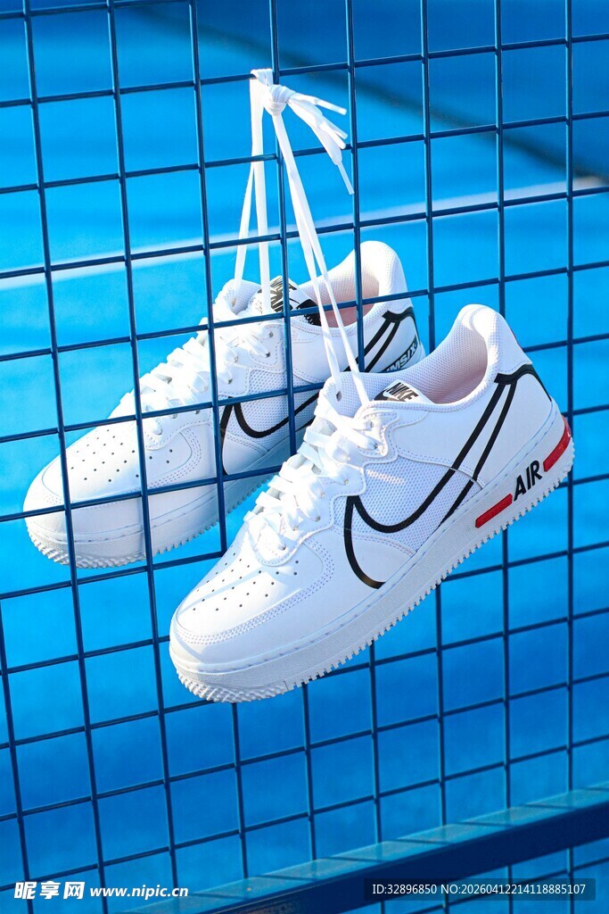 悬挂于网格的白色运动鞋