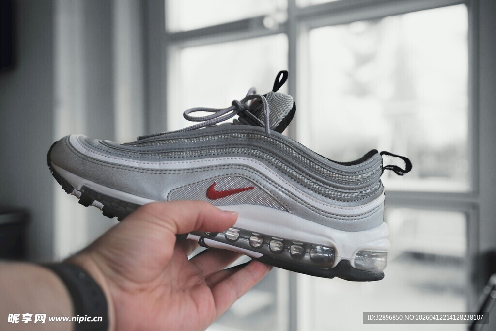 手持时尚运动鞋展示