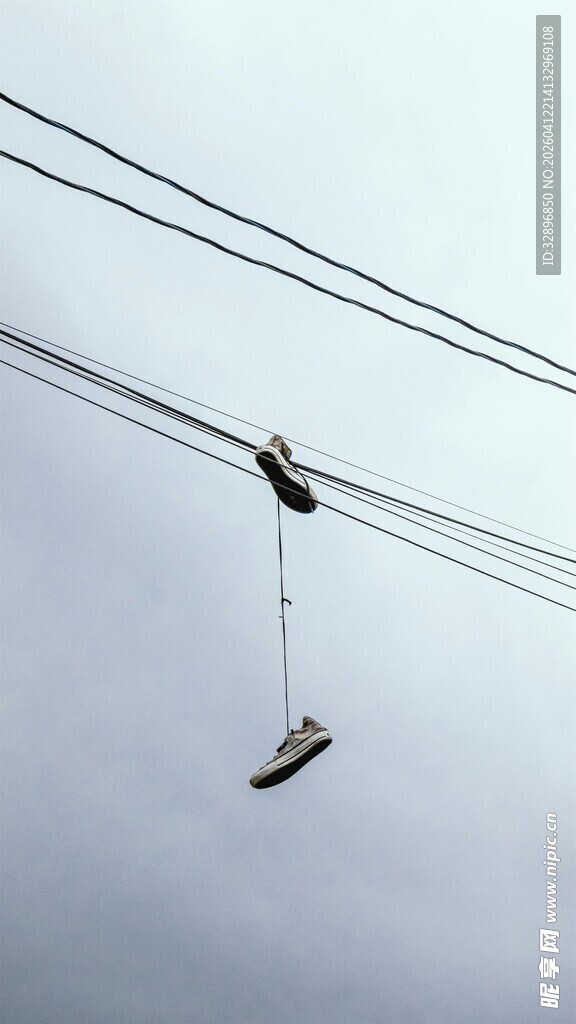 空中缆车悬于电线之上