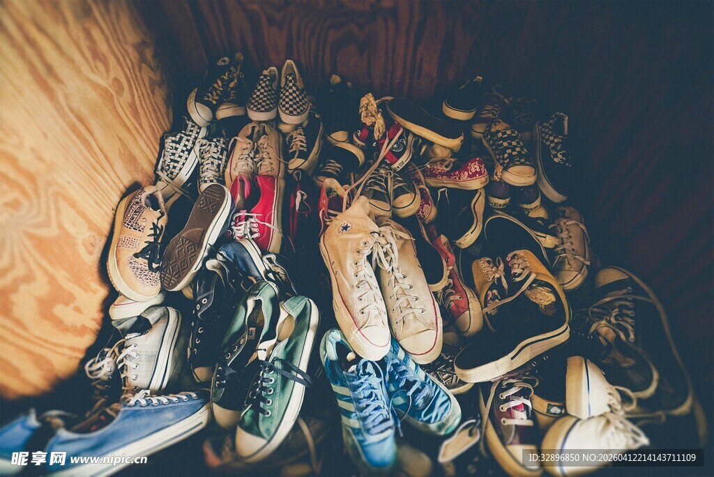 堆满各式各样鞋子的角落