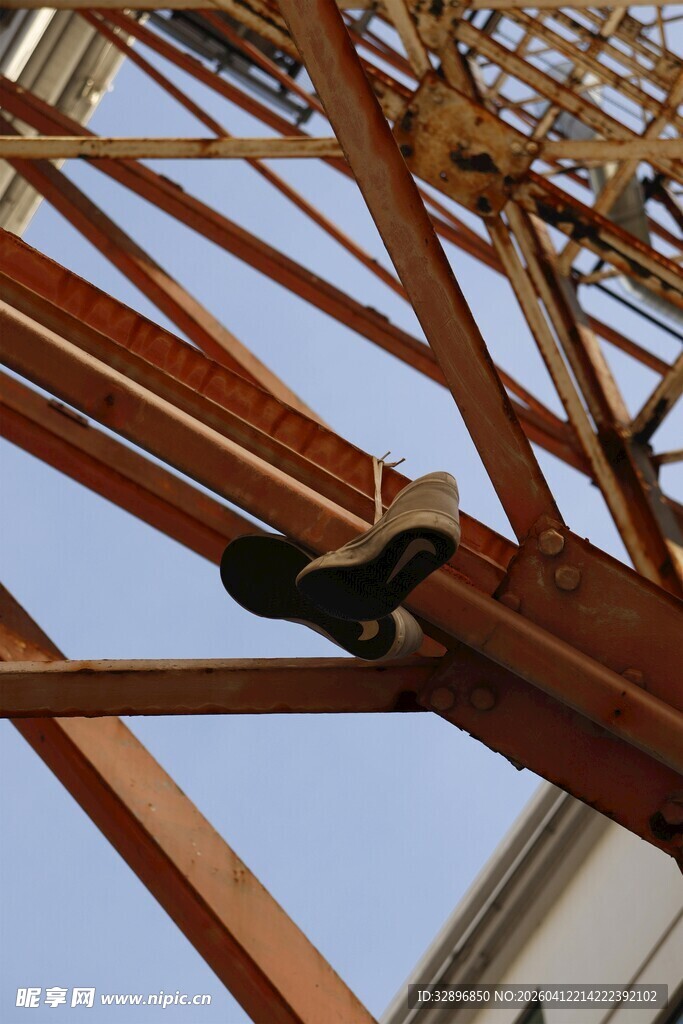 仰视木质桁架结构