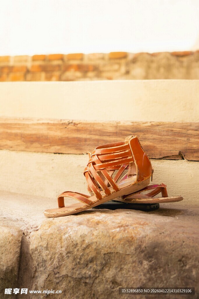 沙滩上的橙色折叠小椅子