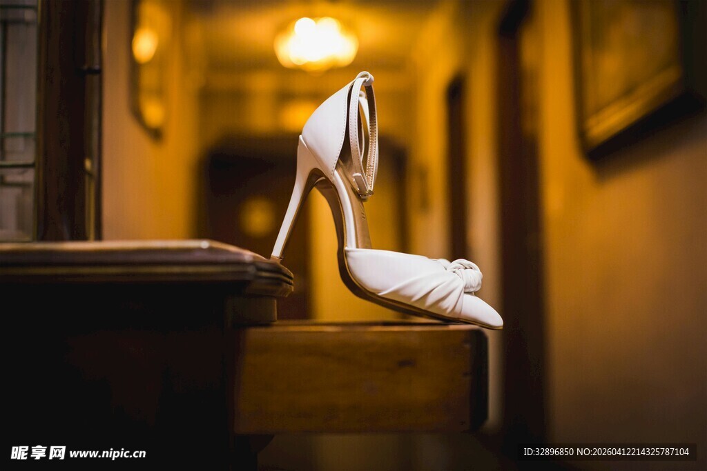 走廊边的优雅白色高跟鞋