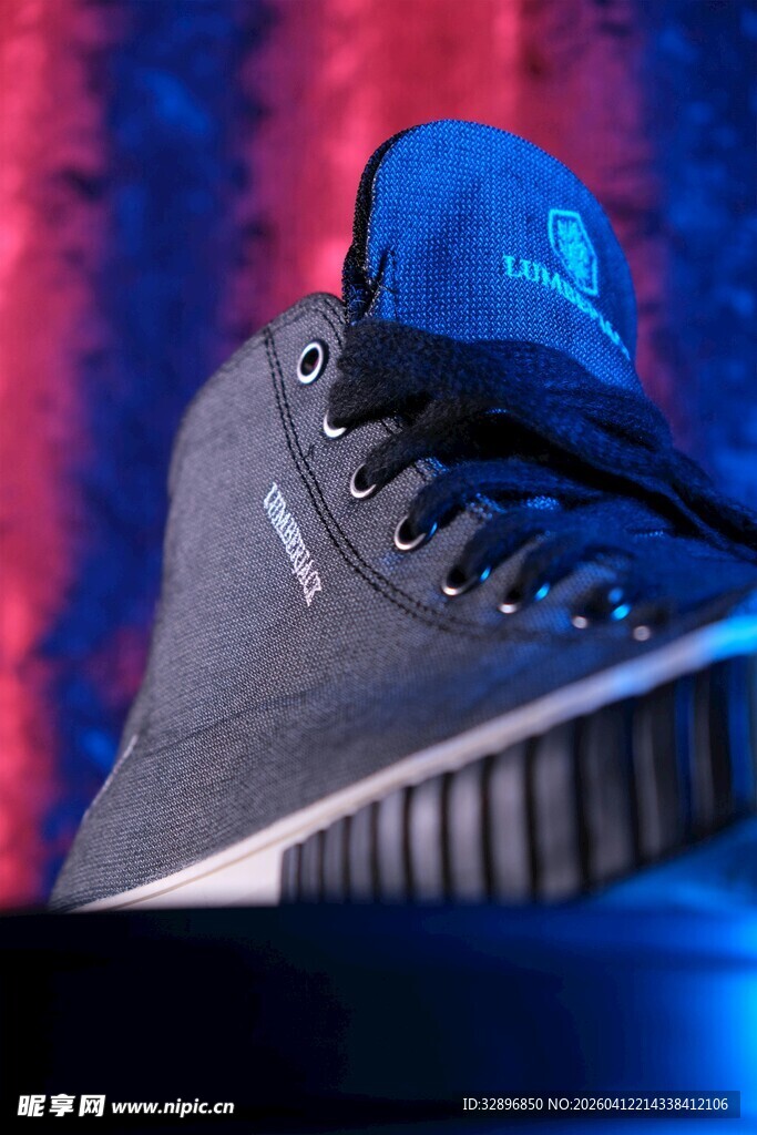 时尚高帮运动鞋特写