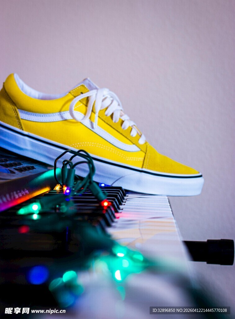 黄色潮鞋搭配彩色灯带