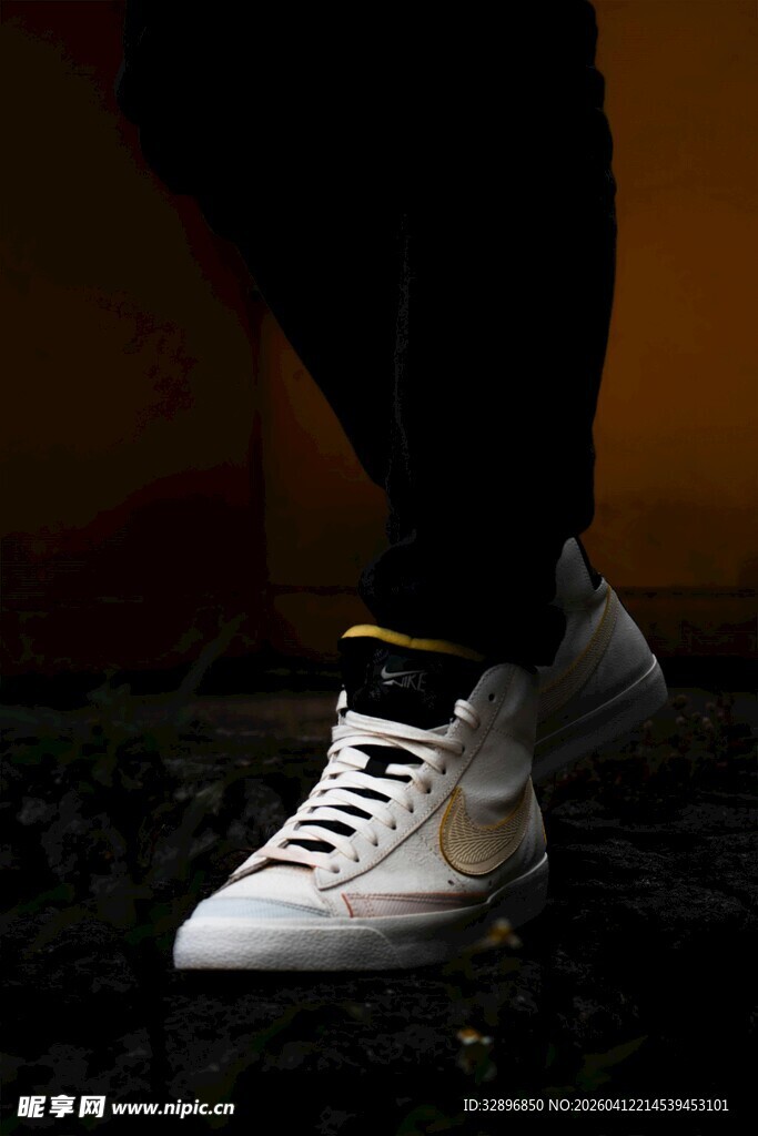 时尚白色运动鞋特写