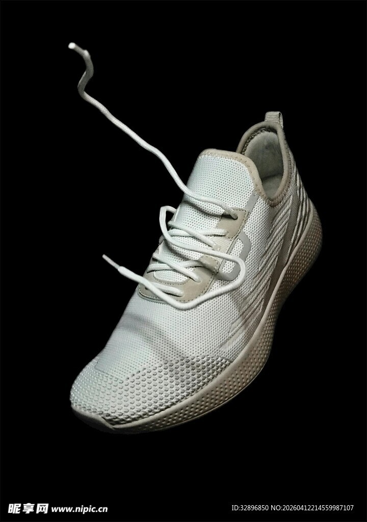 白色系带运动鞋特写
