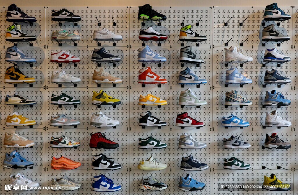 多彩运动鞋陈列展示