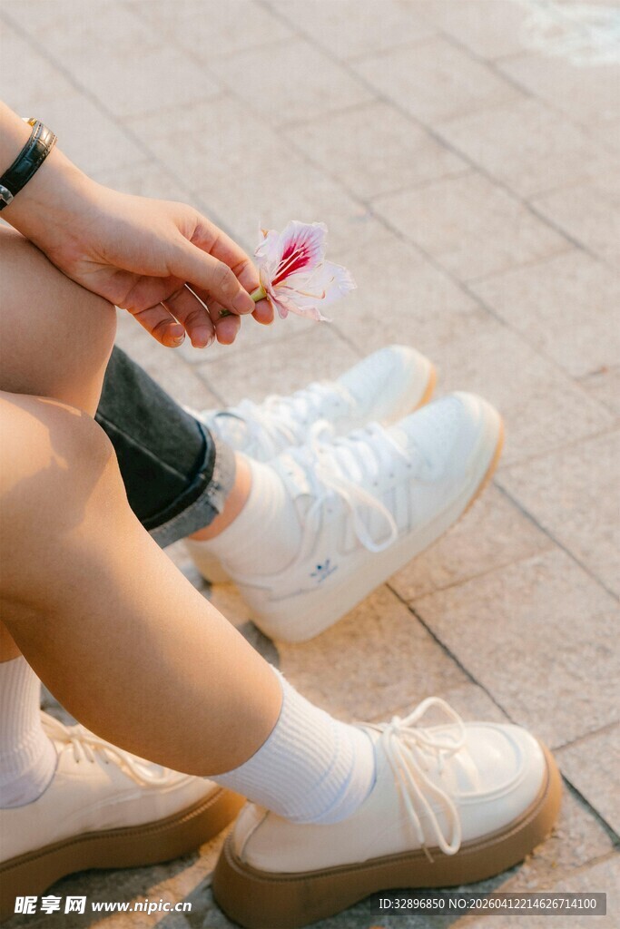 少女手持小花的休闲瞬间