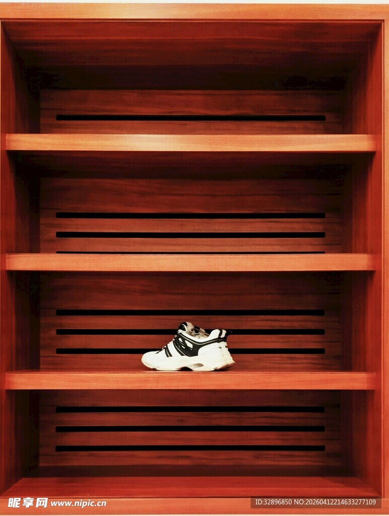 木质鞋柜中的单只小白鞋