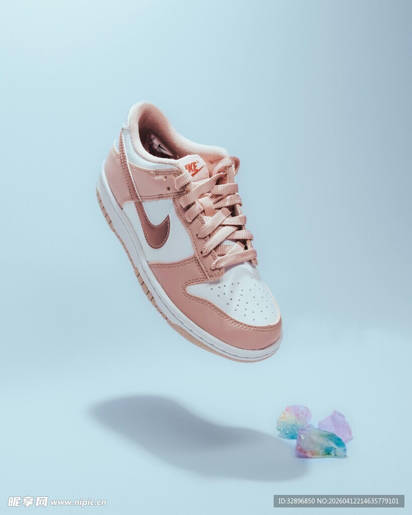 粉色运动鞋空中悬浮瞬间