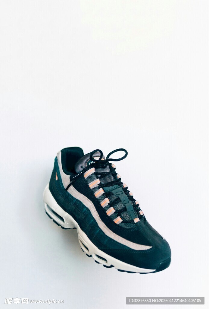 深绿运动鞋特写