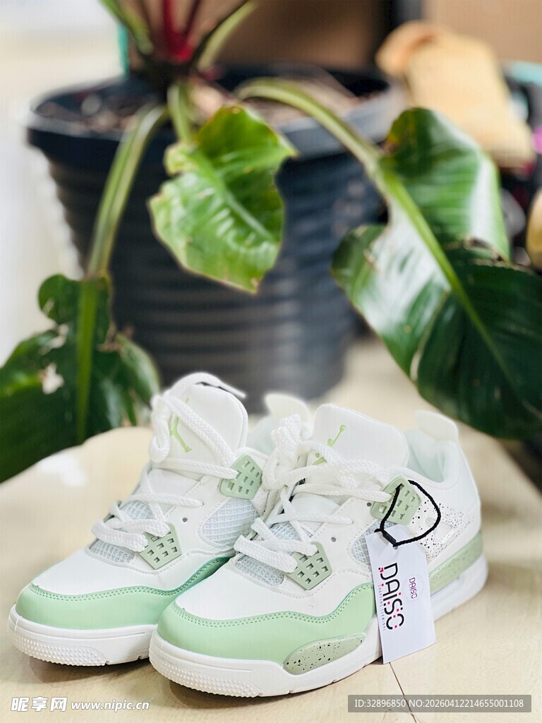 清新绿白配色高帮运动鞋