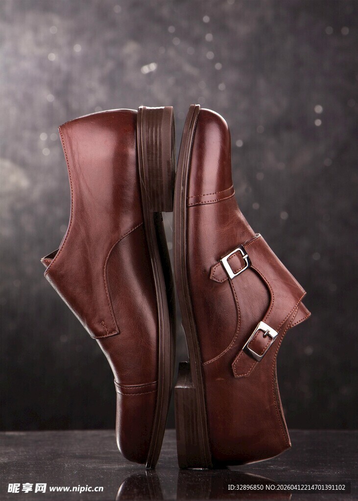 棕色搭扣皮鞋展示