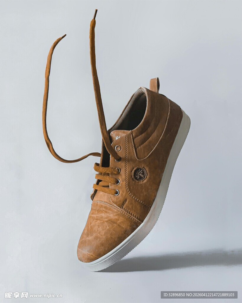 棕色系带休闲鞋悬空展示