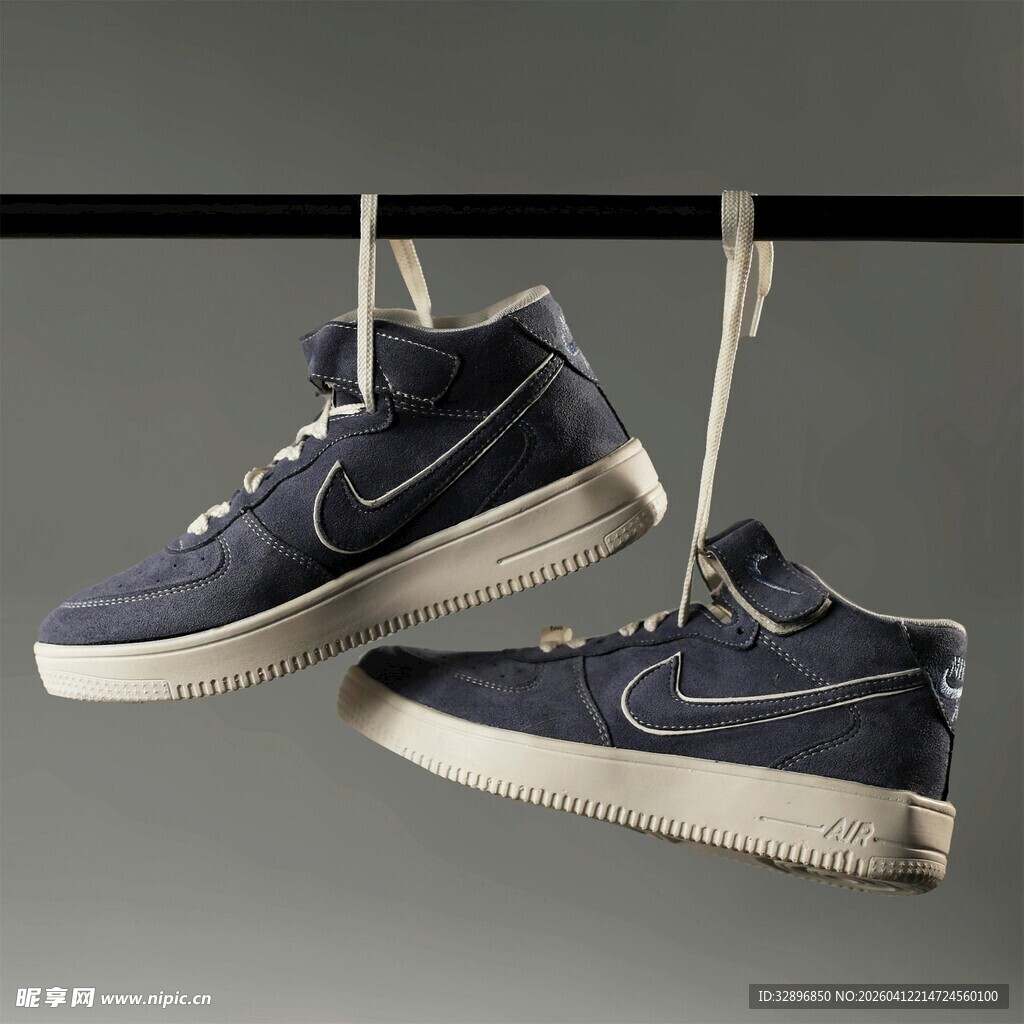 悬挂的耐克高帮休闲运动鞋