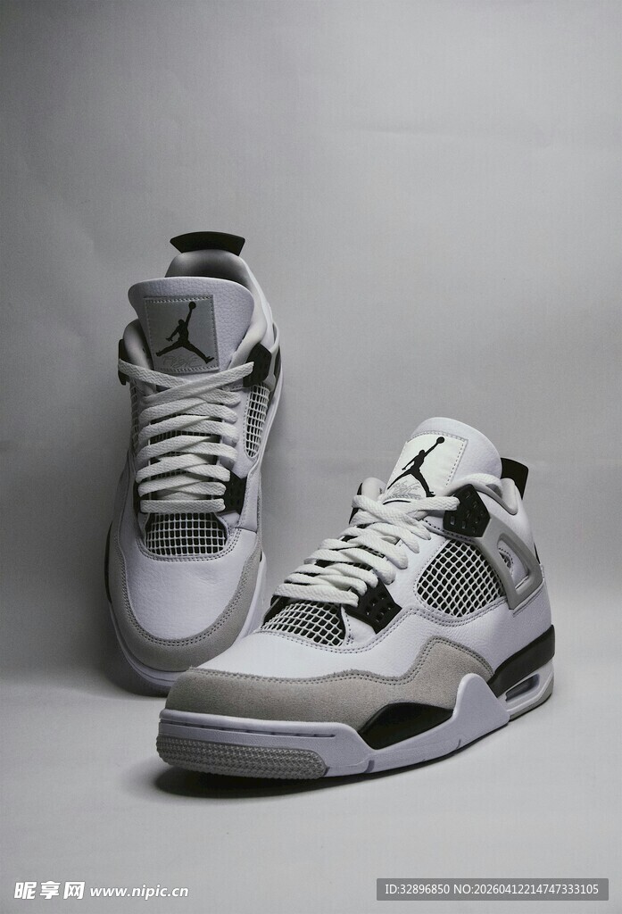 时尚灰白系高帮运动鞋