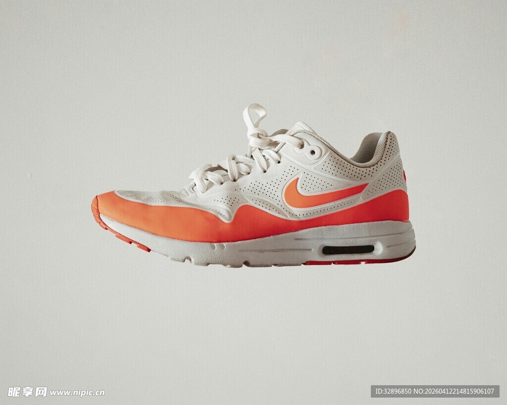 橙白配色耐克运动鞋