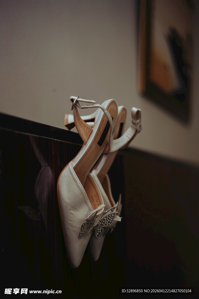 优雅高跟鞋挂于柜沿
