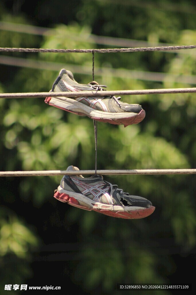 晾晒的运动鞋