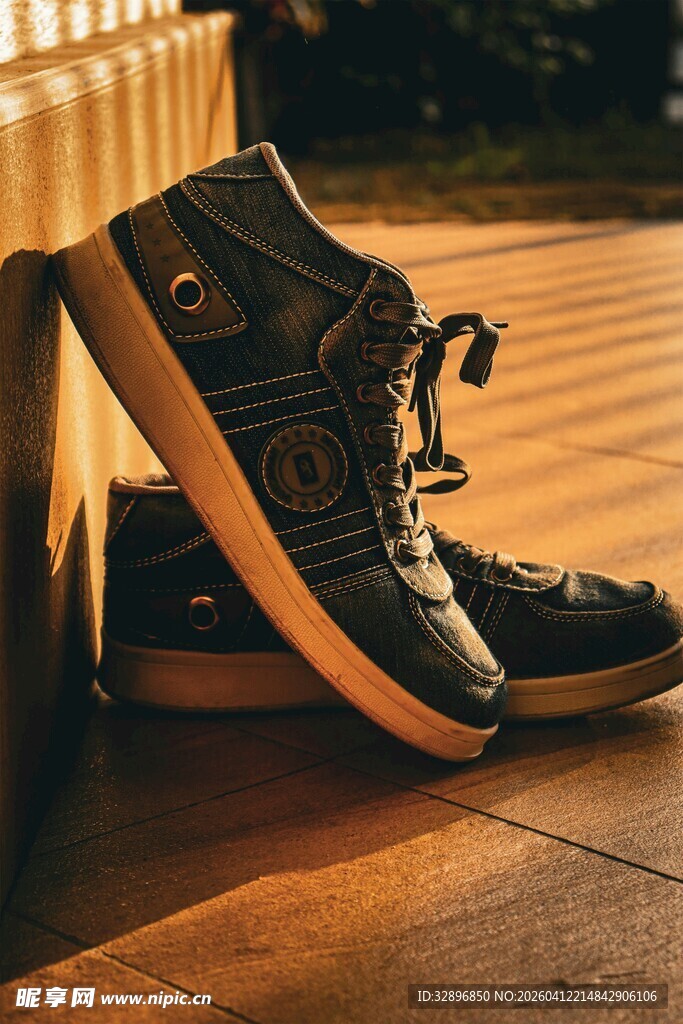 阳光下的复古运动鞋