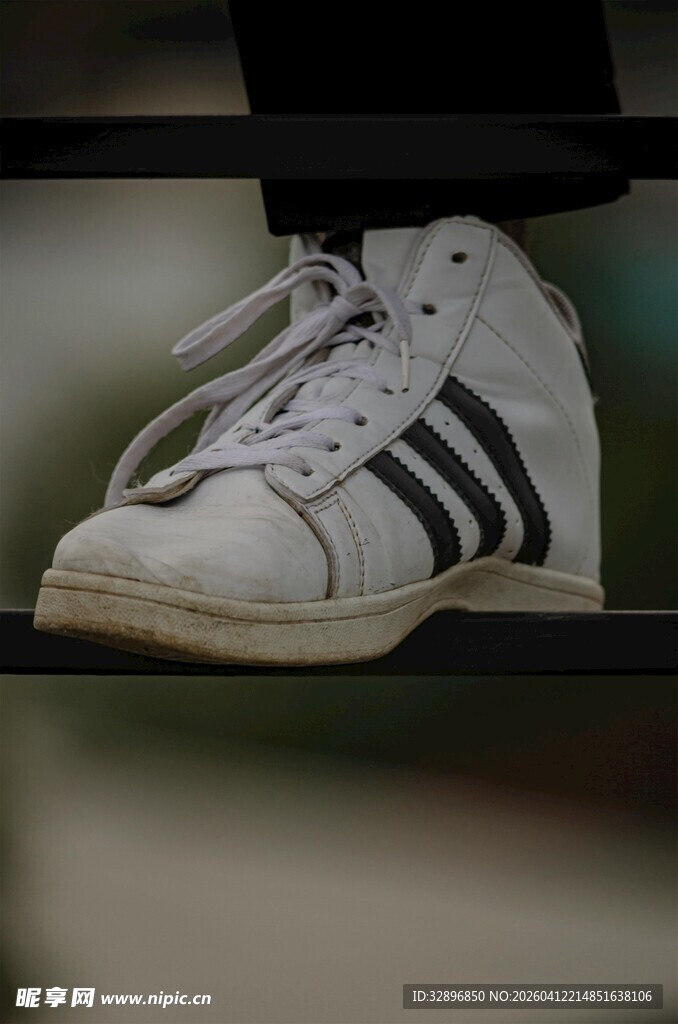 白色运动鞋置于架上