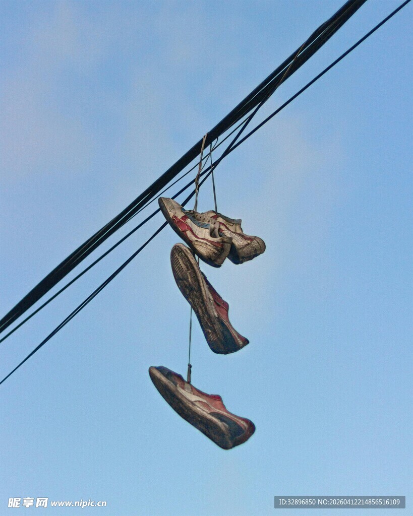 悬挂在电线上的旧运动鞋