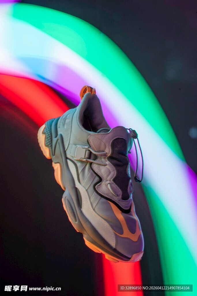 炫酷运动鞋在多彩光下展示