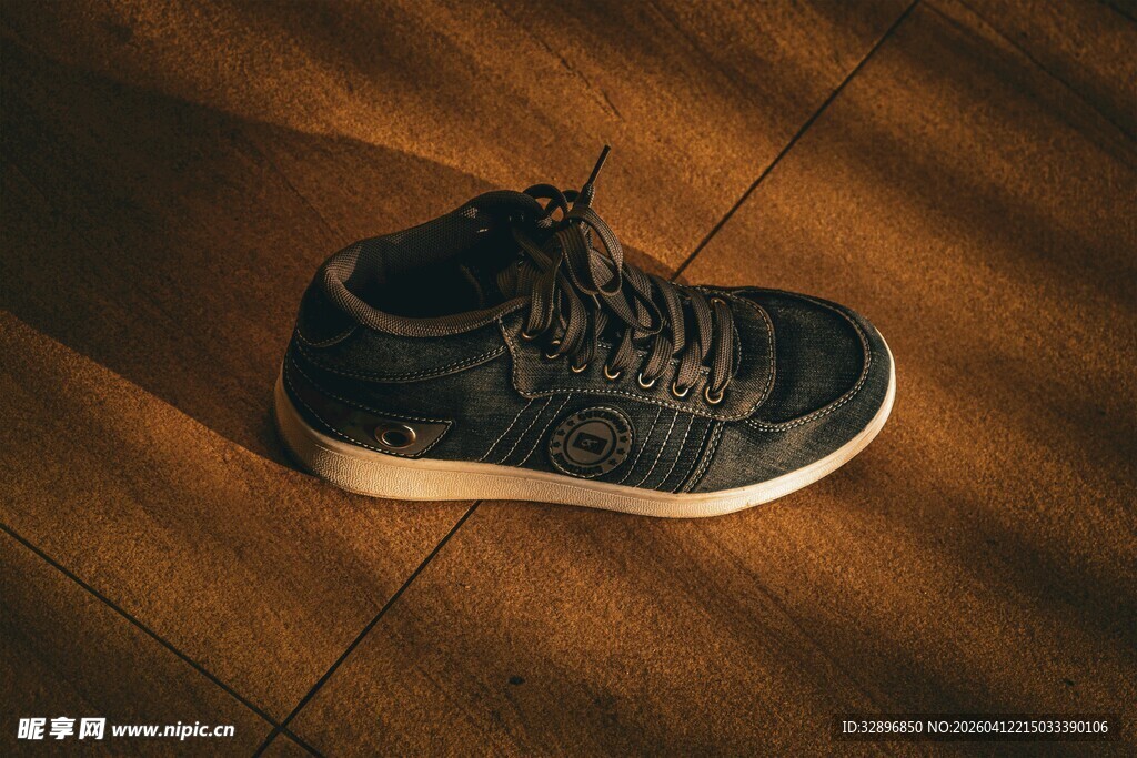 复古风高帮运动鞋特写