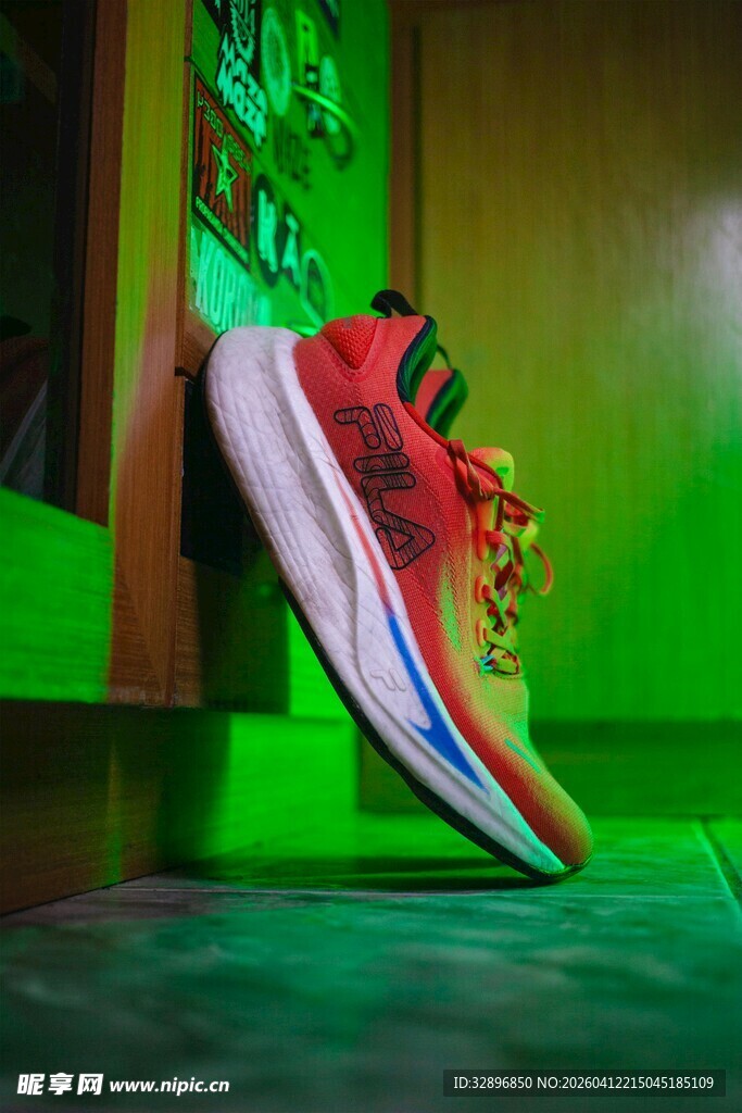 时尚运动鞋特写展示