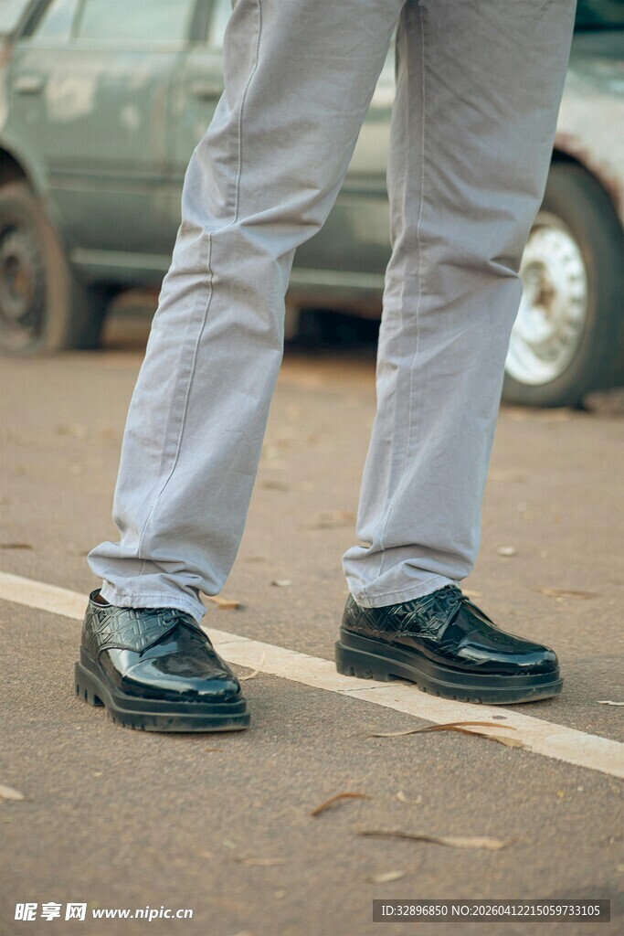 男士时尚皮鞋与休闲裤搭配