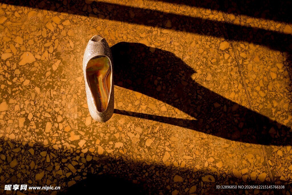 阳光下的单只高跟鞋