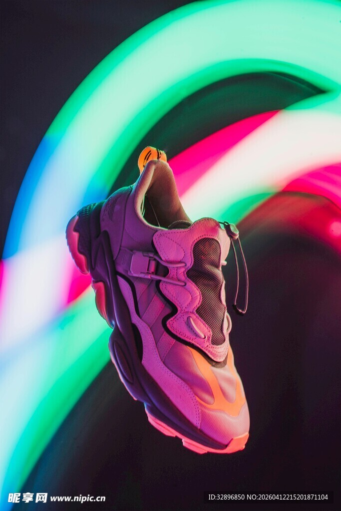 炫彩环绕的时尚运动鞋
