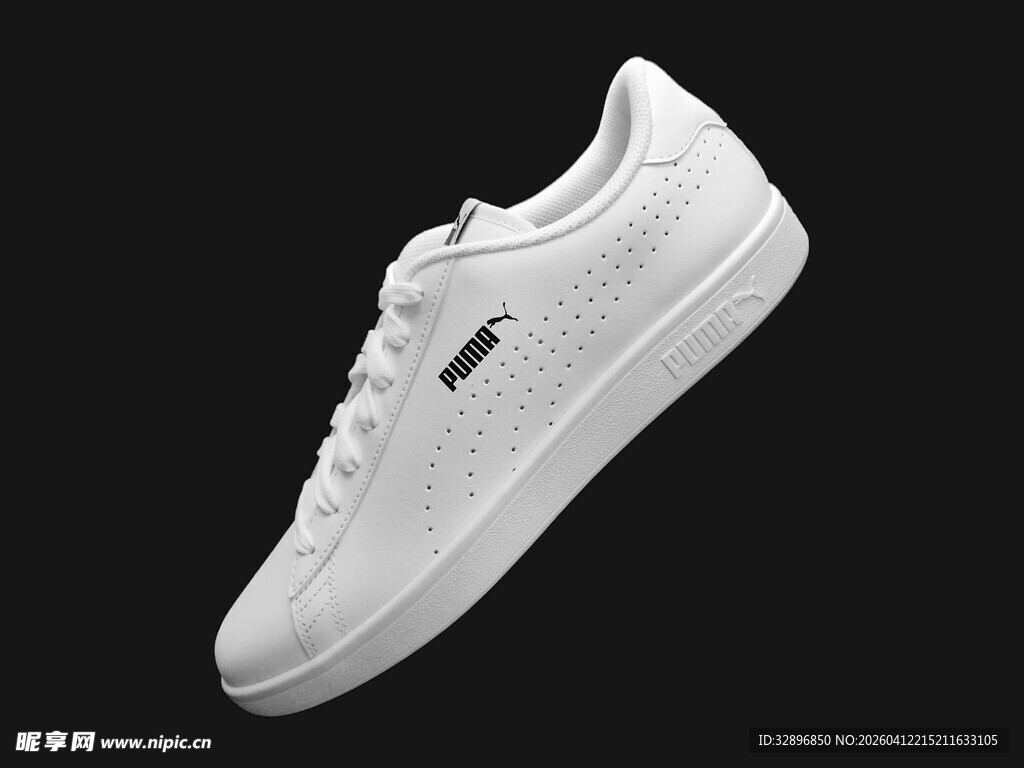 白色简约款休闲运动鞋