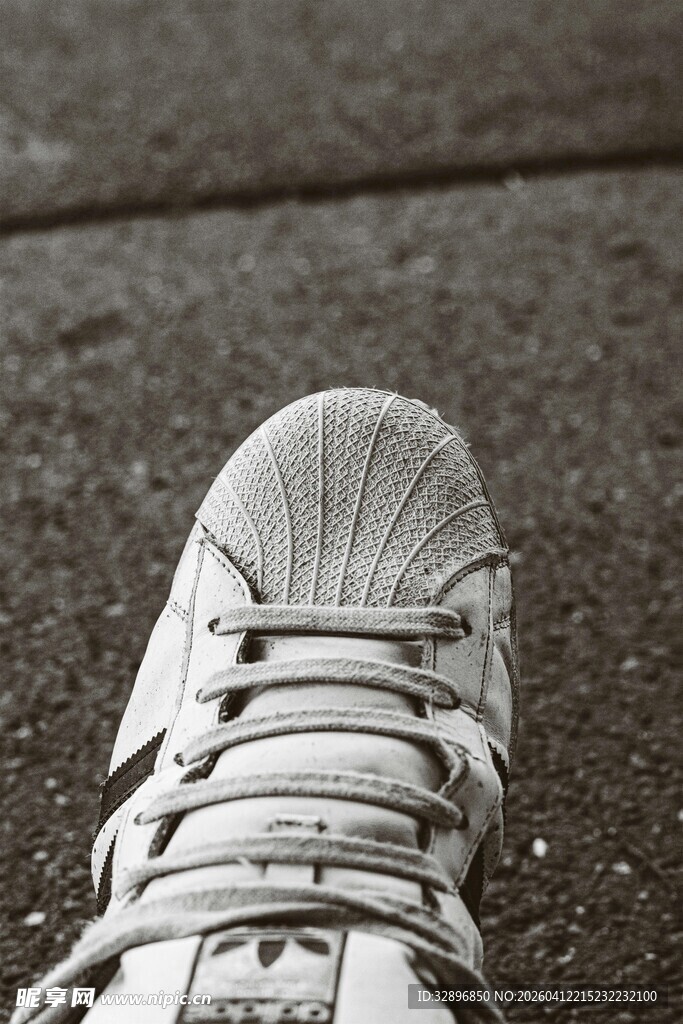 俯视视角下的白色运动鞋