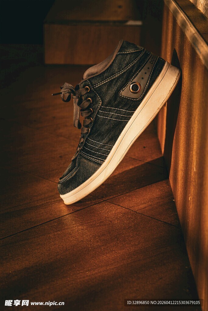 时尚运动鞋靠墙摆放