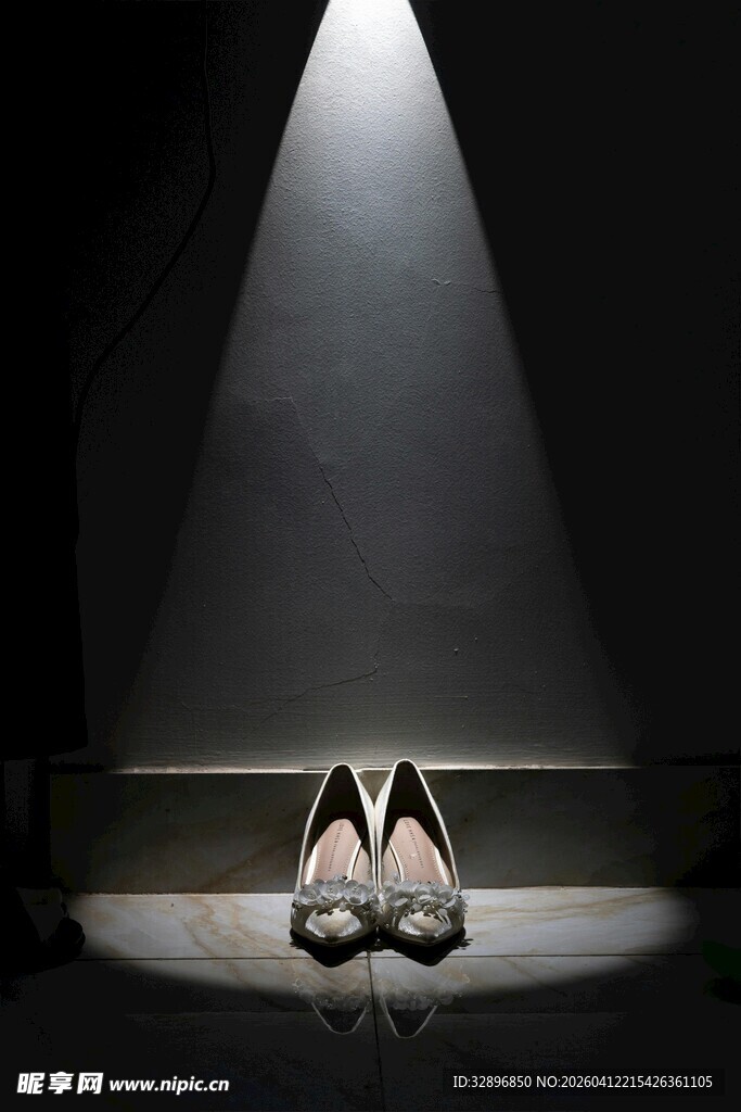 聚光灯下的精致高跟鞋