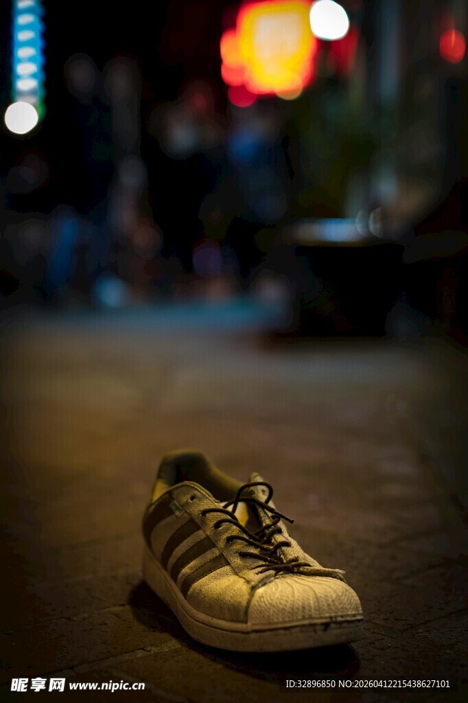 街头落单的复古运动鞋