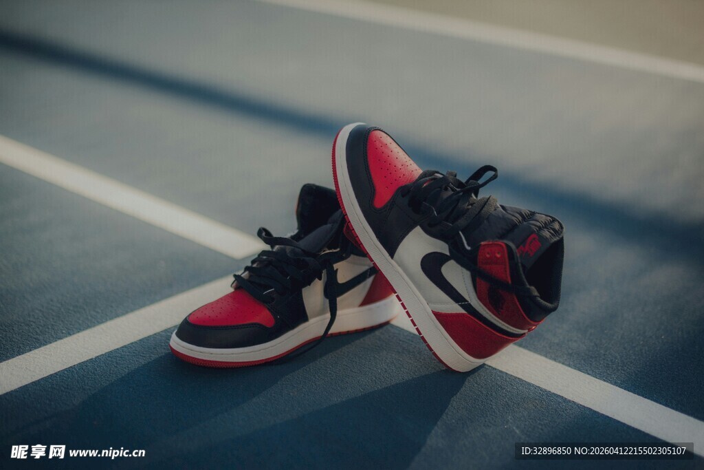 时尚运动鞋置于运动场地