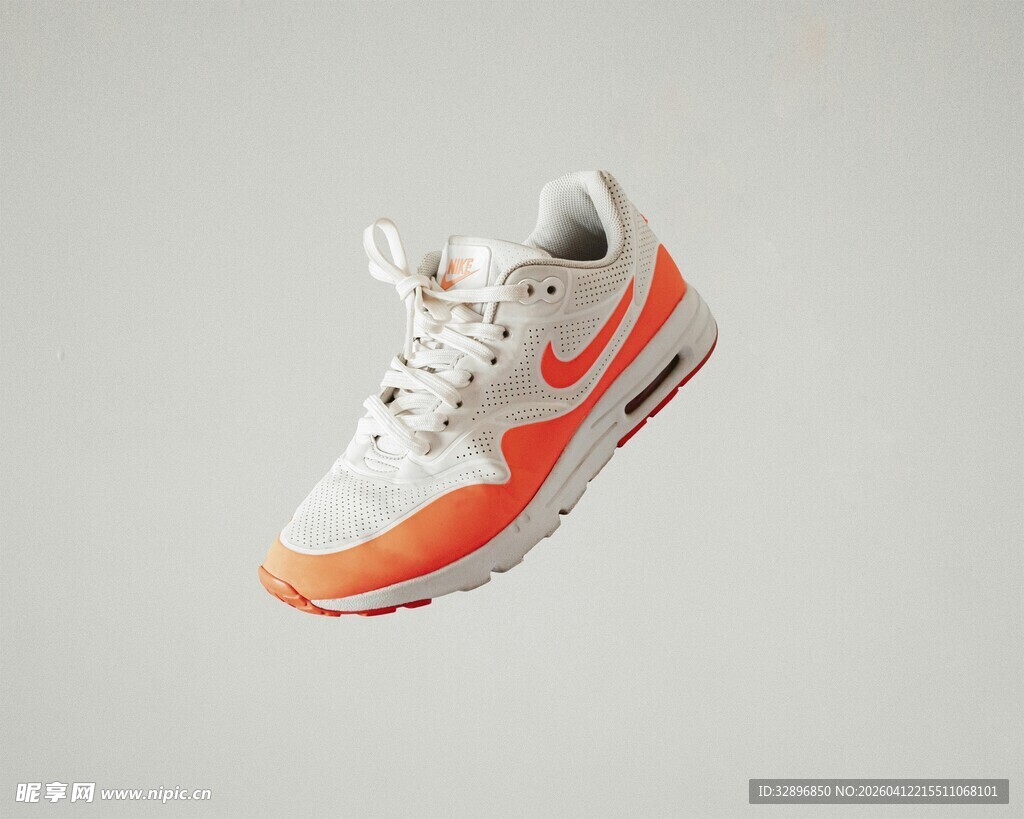 橙白配色耐克运动鞋