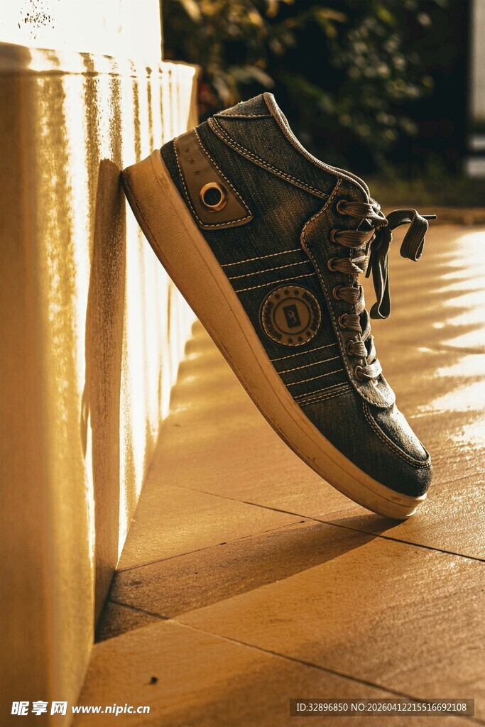 时尚高帮鞋特写展示