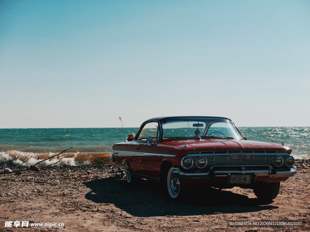 海边复古汽车停驻风景