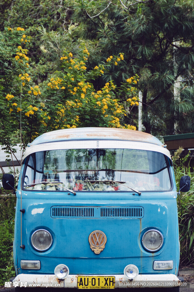 复古蓝色大众面包车