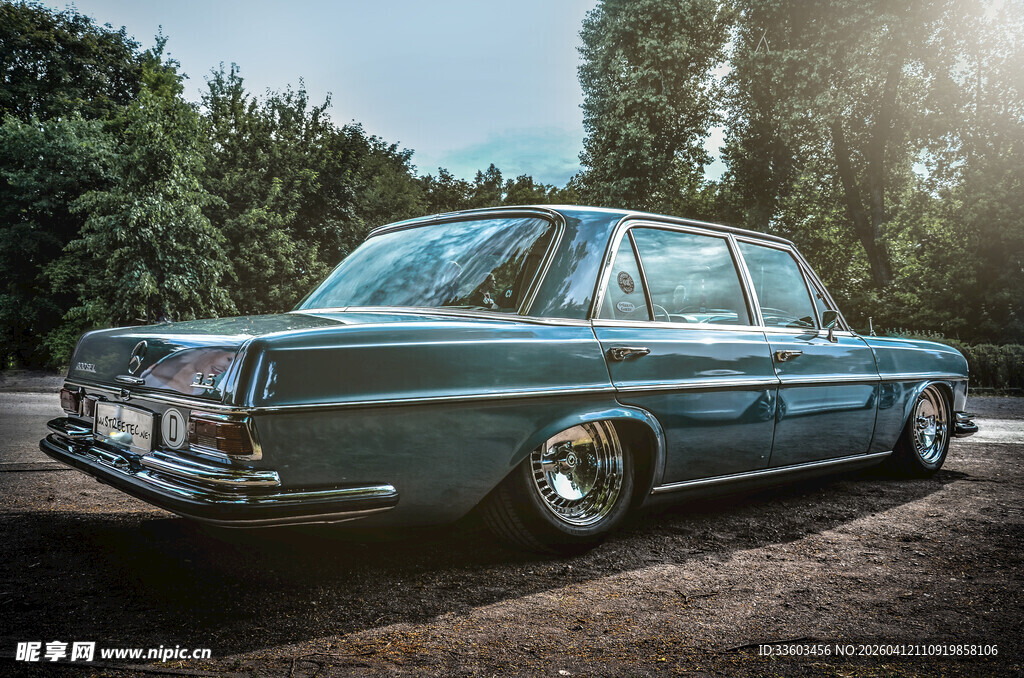 复古蓝色轿车停于林间小道