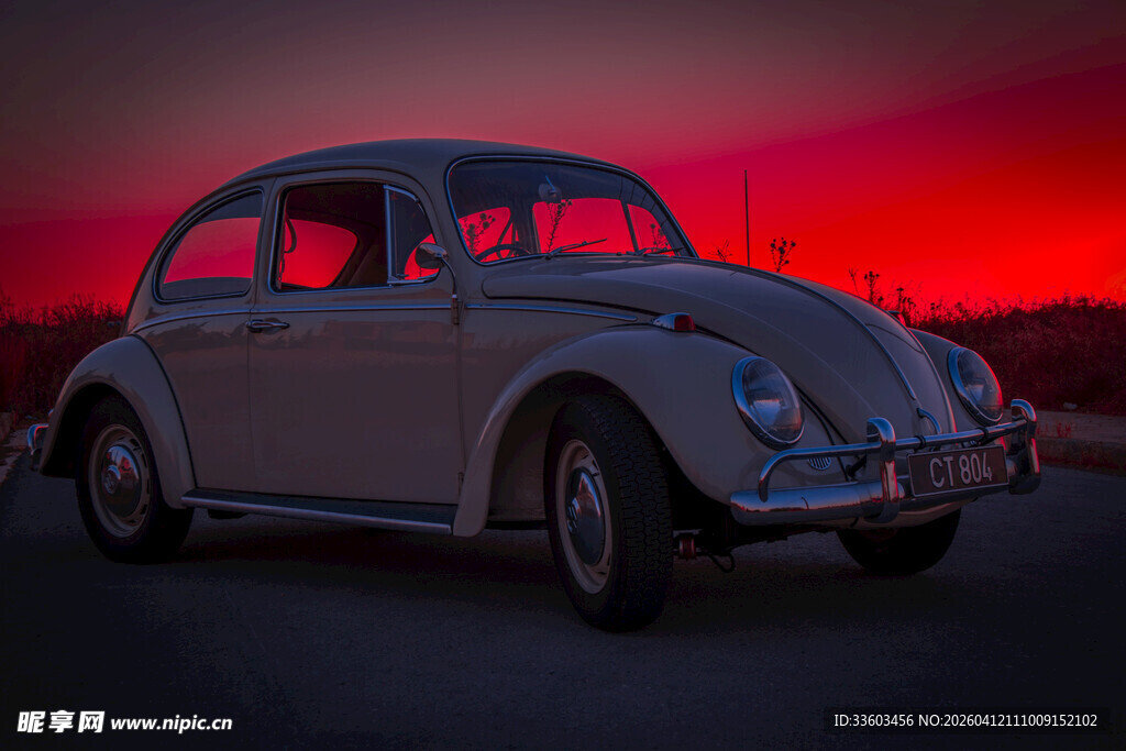 夕阳下的复古甲壳虫汽车