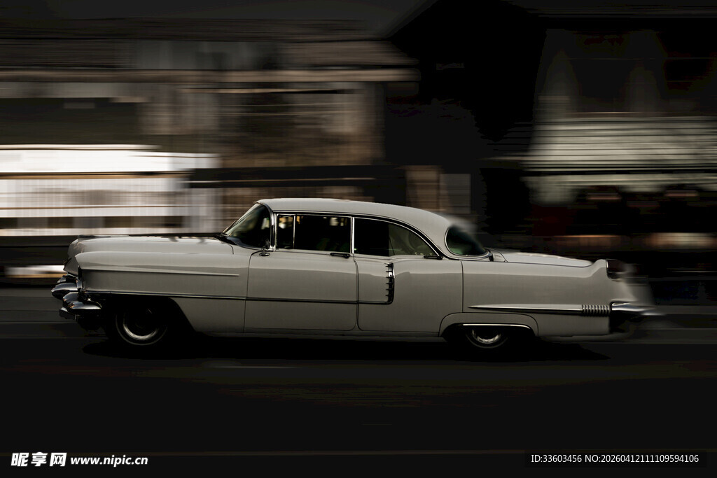 复古轿车行驶在城市道路