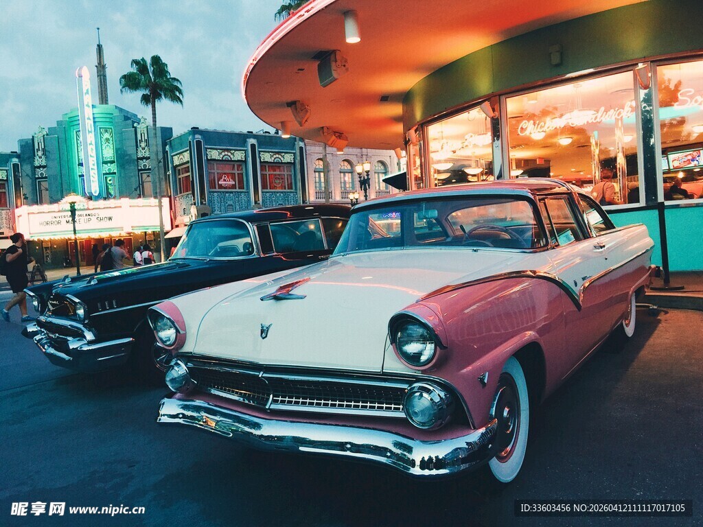 复古汽车停在街头小店前